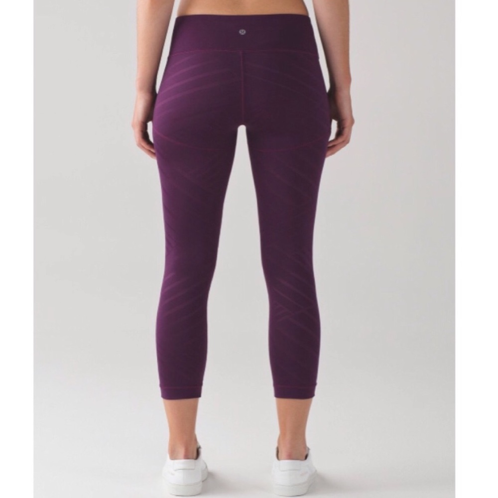 Lululemon Hot Like Agni Crop - Darkest Magenta 🎆